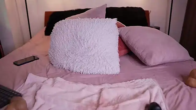 Snapshot of R4-V3N chatting on 8, 2, 2025 R4-V3N online show from 8, 2, 2025