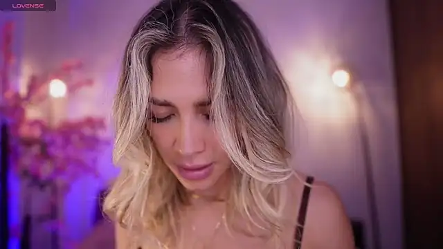 Snapshot of R4-V3N chatting on 5, 3, 2025 R4-V3N online show from 5, 3, 2025