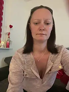 Snapshot of LindaLee90 chatting on 17, 5, 2026 LindaLee90 online show from 17, 5, 2026