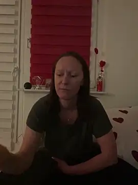 Snapshot of LindaLee90 chatting on 8, 6, 2026 LindaLee90 online show from 8, 6, 2026