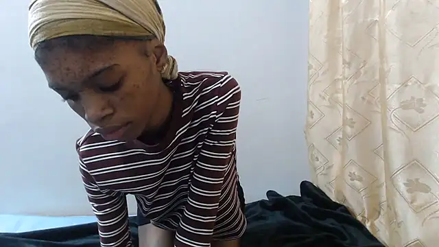Snapshot of PetiteBarbie_05 chatting on 18, 6, 2026 PetiteBarbie 05 online show from 18, 6, 2026