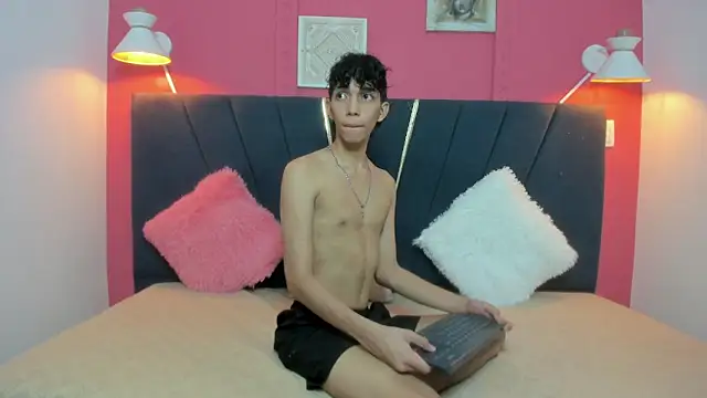 Snapshot of ero_boy40 chatting on 4, 6, 2026 ero boy40 online show from 4, 6, 2026