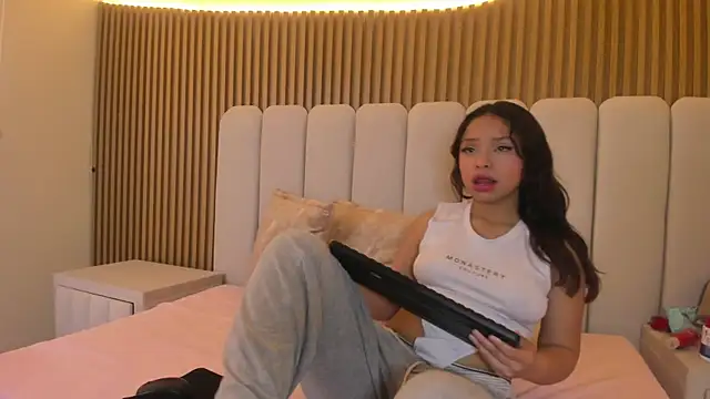 Snapshot of CharlotAura chatting on 1, 6, 2026 CharlotAura online show from 1, 6, 2026
