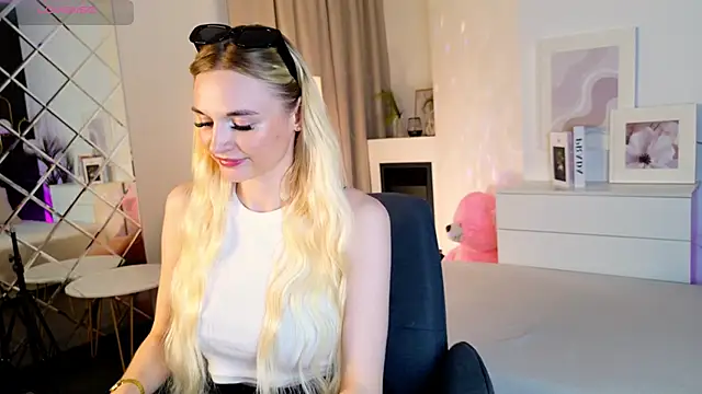 Snapshot of Mila__Lux chatting on 2, 6, 2026 Mila Lux online show from 2, 6, 2026