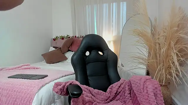 Charlotte pleasure online show from 11, 6, 2026