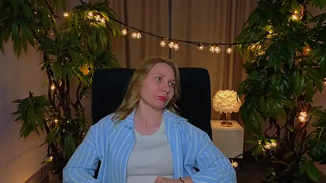 Snapshot of VioletSpencer chatting on 23, 5, 2026 VioletSpencer online show from 23, 5, 2026