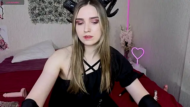 Snapshot of NocturneHuntress chatting on 4, 6, 2026 NocturneHuntress online show from 4, 6, 2026