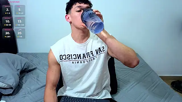 Snapshot of Luke_Muscle chatting on 4, 7, 2026 Luke Muscle online show from 4, 7, 2026