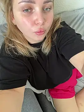 Snapshot of kira235 chatting on 1, 8, 2026 kira235 online show from 1, 8, 2026