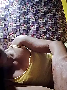 Snapshot of hotmom_lyn chatting on 19, 6, 2026 hotmom lyn online show from 19, 6, 2026