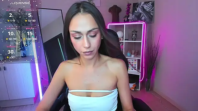 Snapshot of Petite_Moly chatting on 23, 6, 2026 Petite Moly online show from 23, 6, 2026