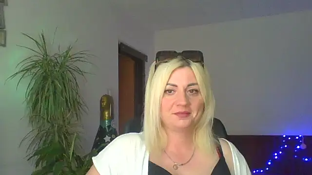 LunaaKiss online show from 28, 7, 2026