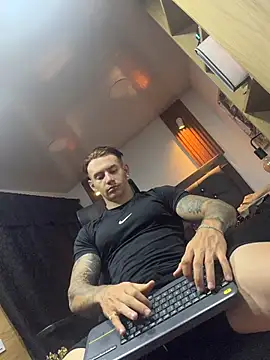 Snapshot of paulthompson_ chatting on 15, 6, 2026 paulthompson online show from 15, 6, 2026