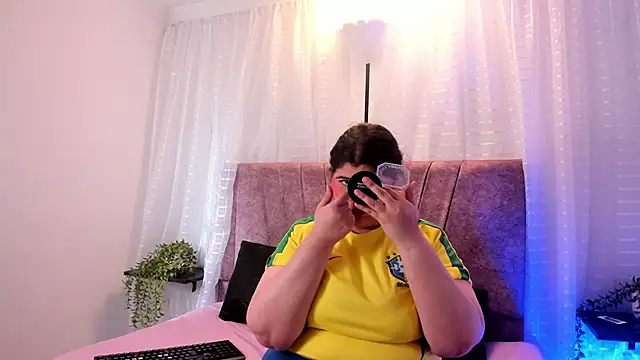 Emilie Jones online show from 13, 6, 2026