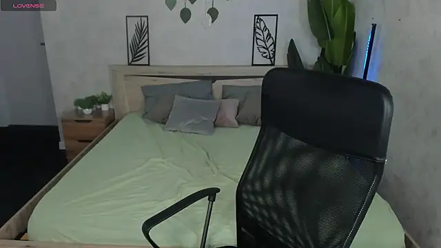 Snapshot of Violeta_Paul chatting on 8, 6, 2026 Violeta Paul online show from 8, 6, 2026