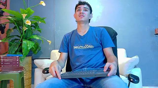 Snapshot of aalejo_gray chatting on 2, 6, 2026 aalejo gray online show from 2, 6, 2026