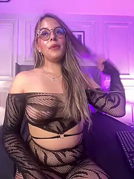 Snapshot of SunnyLuxxx chatting on 4, 7, 2026 SunnyLuxxx online show from 4, 7, 2026