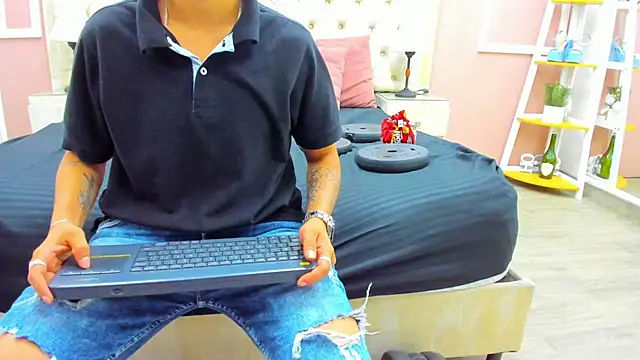 Snapshot of Pixelriott chatting on 14, 7, 2026 Pixelriott online show from 14, 7, 2026