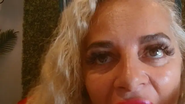 Snapshot of ElviraZoi chatting on 8, 7, 2026 ElviraZoi online show from 8, 7, 2026