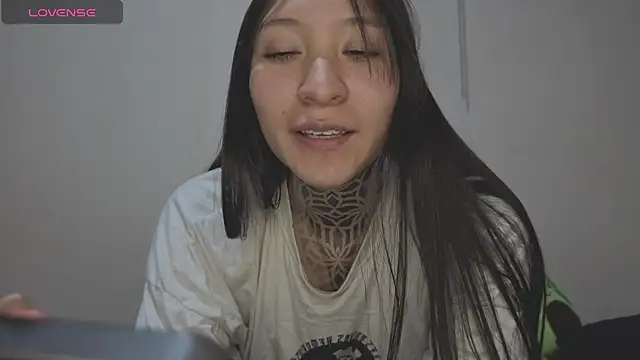 Snapshot of isasaenz_ chatting on 2, 8, 2026 isasaenz online show from 2, 8, 2026