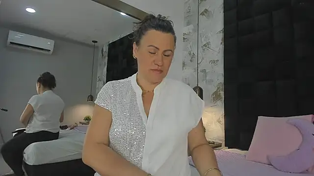 Snapshot of CharlotteG_ chatting on 4, 7, 2026 CharlotteG online show from 4, 7, 2026