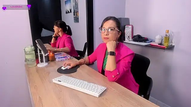 Snapshot of Greta_Borbon_ chatting on 10, 7, 2026 Greta Borbon online show from 10, 7, 2026