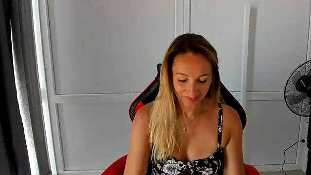Snapshot of LilyDreamm chatting on 28, 6, 2026 LilyDreamm online show from 28, 6, 2026