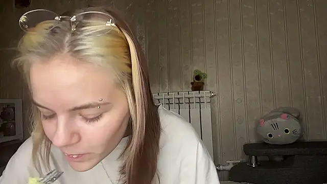 Snapshot of KimWarner chatting on 22, 6, 2026 KimWarner online show from 22, 6, 2026