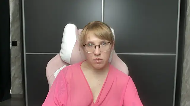 Reginasmilee online show from 3, 2, 2025