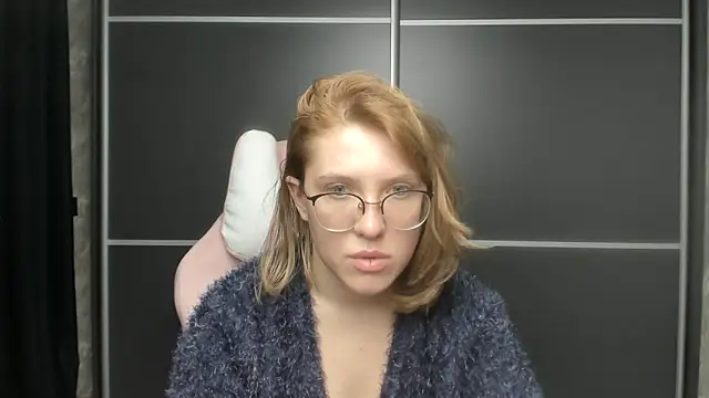 Reginasmilee online show from 4, 2, 2025