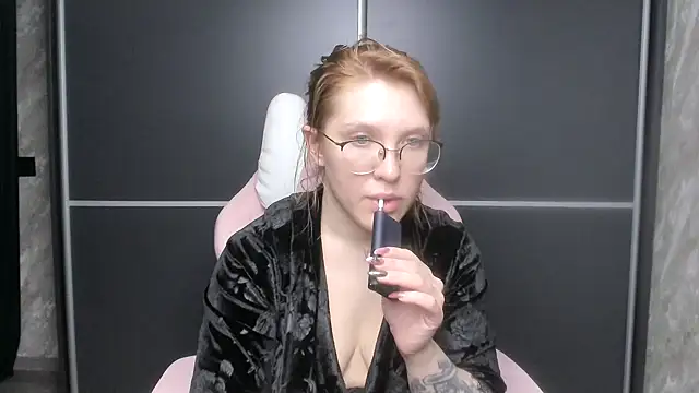 Reginasmilee online show from 4, 2, 2025
