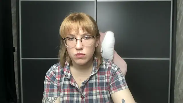 Reginasmilee online show from 7, 2, 2025