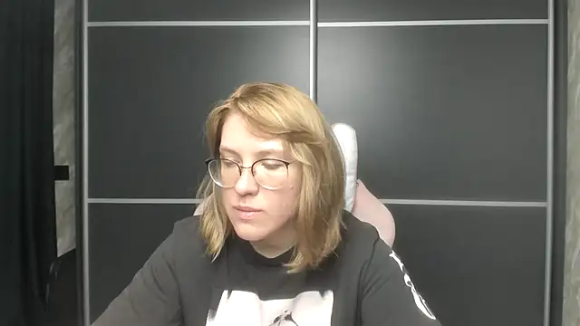 Reginasmilee online show from 11, 2, 2025