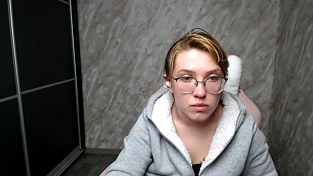 Reginasmilee online show from 12, 3, 2025