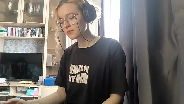 Snapshot of Adelinetre chatting on 31, 7, 2026 Adelinetre online show from 31, 7, 2026