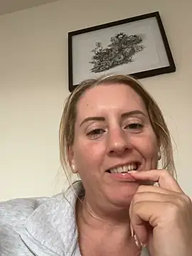 Snapshot of Elegant_Erin chatting on 4, 8, 2026 Elegant Erin online show from 4, 8, 2026