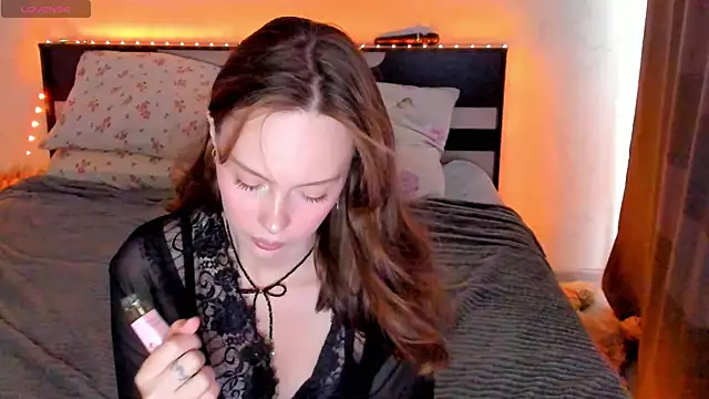 Snapshot of LilEmma19 chatting on 4, 8, 2026 LilEmma19 online show from 4, 8, 2026