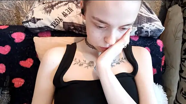 Snapshot of CaraDelevingnee chatting on 4, 8, 2026 CaraDelevingnee online show from 4, 8, 2026