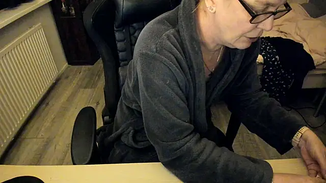 minoesje37 online show from 11, 2, 2025