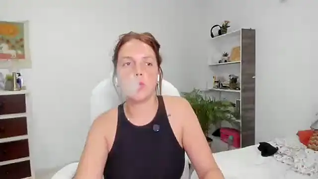 Snapshot of thered_QueenX chatting on 13, 2, 2025 thered QueenX online show from 13, 2, 2025