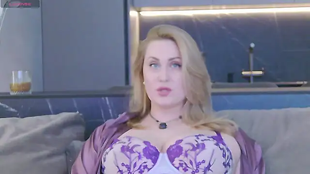 Snapshot of Sinful_Eyes chatting on 5, 2, 2025 Sinful Eyes online show from 5, 2, 2025