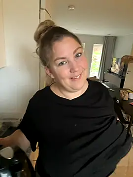 Snapshot of Anna_Alexa chatting on 6, 11, 2025 Anna Alexa online show from 6, 11, 2025