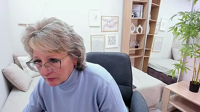 Snapshot of EvelynJoyful chatting on 17, 10, 2025 EvelynJoyful online show from 17, 10, 2025