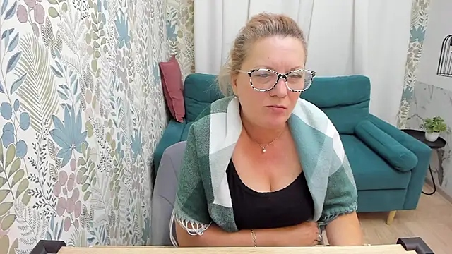 Snapshot of LeaPure chatting on 8, 12, 2024 LeaPure online show from 8, 12, 2024