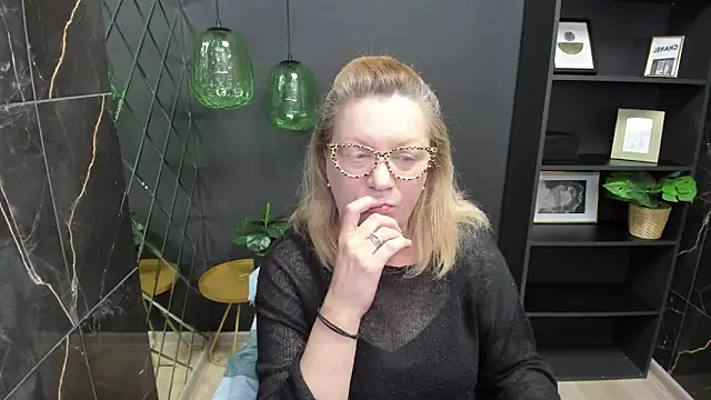 Snapshot of LeaPure chatting on 1, 3, 2025 LeaPure online show from 1, 3, 2025