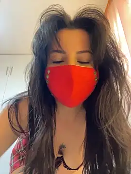 White-Petite online show from 23, 4, 2026