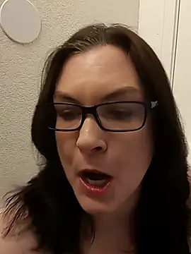 Snapshot of DesreRose chatting on 10, 8, 2026 DesreRose online show from 10, 8, 2026