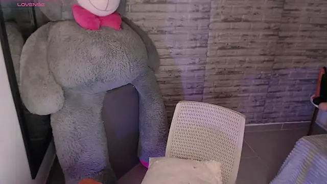 TinnaCobb online show from 1, 4, 2026