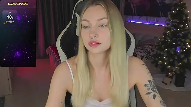 Snapshot of BiMolly chatting on 4, 1, 2025 BiMolly online show from 4, 1, 2025