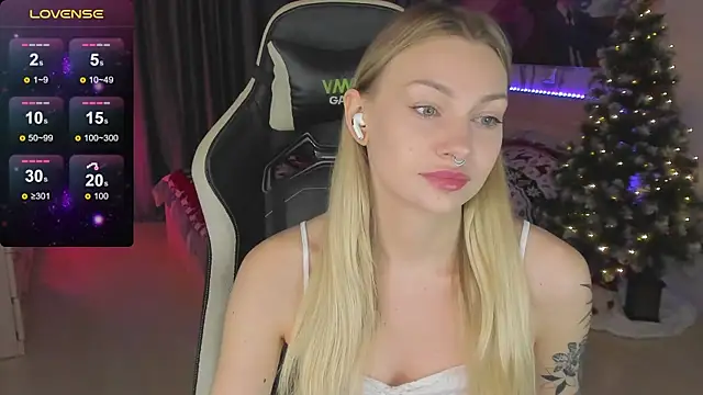 Snapshot of BiMolly chatting on 4, 1, 2025 BiMolly online show from 4, 1, 2025